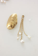 Load image into Gallery viewer, Celestial Big Oyster Earrings