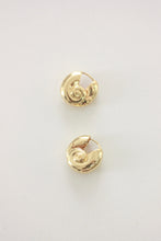 Load image into Gallery viewer, Shell Hoop Earrings