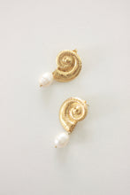 Load image into Gallery viewer, Swirl Shell Earrings