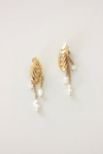 Load image into Gallery viewer, Celestial Small Oyster Earrings