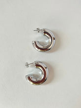 Load image into Gallery viewer, Tully Hoop Earrings 1.0  (silver)