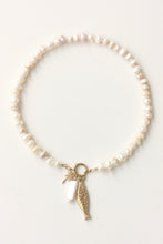 Load image into Gallery viewer, Pearly Pescadito Necklace (gold)