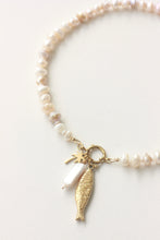 Load image into Gallery viewer, Pearly Pescadito Necklace (gold)