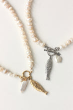 Load image into Gallery viewer, Pearly Pescadito Necklace (gold)