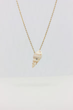 Load image into Gallery viewer, Seashell and Swarovski Short Necklace 1.0